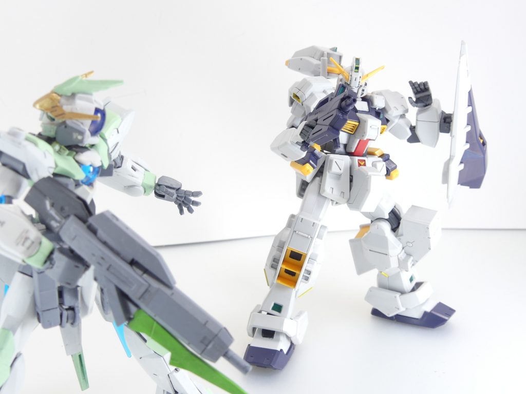 第50改「GBNLives：あたしとT３部隊」T３部隊、ティターンズ・テスト・チーム。あたしの憧れの部隊。まだあたしが、GBNで武装テストを始める前のこと。あたしだって、ガンダムファンではあったわ。でなきゃこんなこと（武装のテスト）なんてやってない。雑誌とかもいろいろと読んでて･･･この、T３部隊が現れたの。「アドバンス・オブ・Ｚ　ティターンズの旗のもとに」に登場する、ティターンズのテスト部隊ね。前半の主役機であるガンダムＴＲ－１【ヘイズル】は、劇場版「Ｚガンダム」にそれっぽい後ろ姿がいたっけ･･･彼らが数々のトンデモ兵ｋ･･･武装テストをしつつジオン残党やらエゥーゴやらと戦っていくのよね。このＧパーツもそう。左右非対称なのがいかにもテスト機。ヘイズルと合体すればヘイズル・ラー、元々は雑誌の付録キットだったから二機の合体や二機分のヘイズルへの同時装備も可能になっているわ。彼らも時代の流れに翻弄されていくことになって、終戦後主人公は裁判にかけられることになるんだけれど、それらについては連載時の小説や漫画で･･････あたしは密かに、魅了されていたのかもしれない。ウサギのエンブレムを掲げ、ＭＳの恐竜的進化についていった･･･彼らのことを。