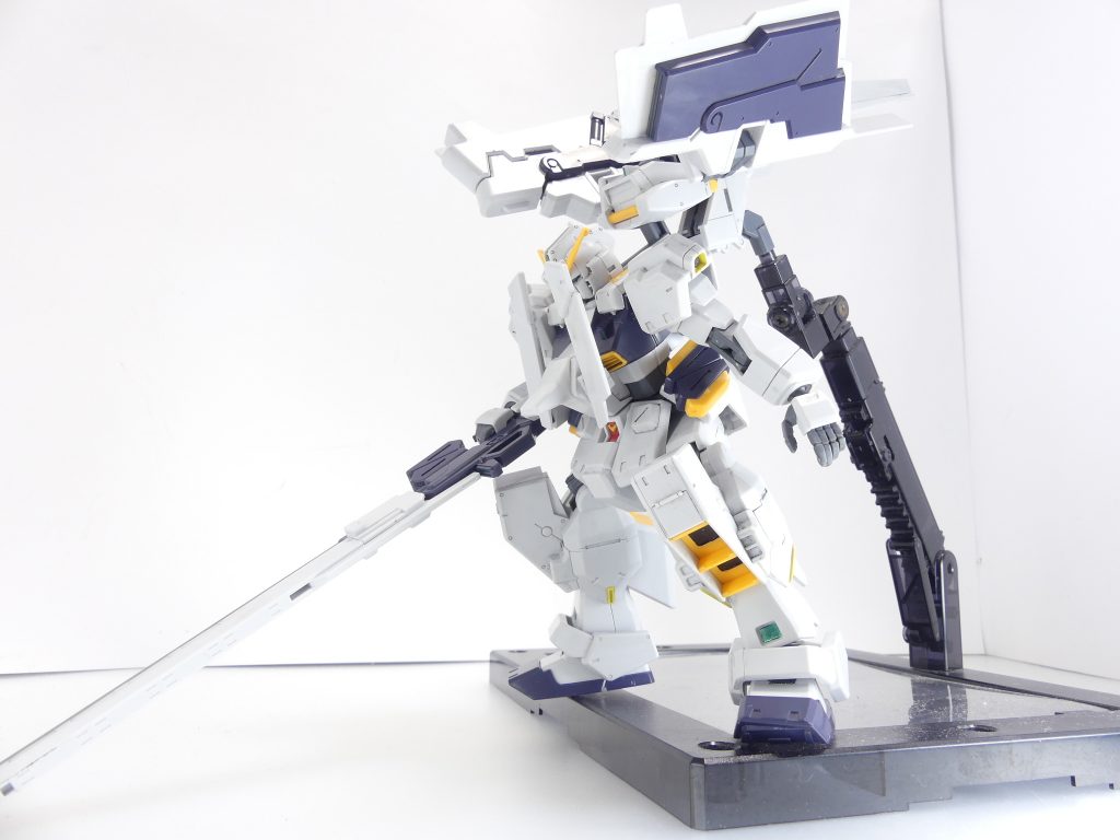 ガンダムTR-1【ヘイズル・ラー】：ガンダムTR-1【ヘイズル改】とフルドド一機の合体形態。フルドドの持つ機動性をヘイズルが所持する形となるが、機動性が向上した分だけ扱いの難しい機体となっている。特にフルドド部のアンバランスな加速性能は（スラスターを吹かしただけで機体があらぬ方向に回転する危険性）、テストしたオードリーに「修正が必要」とまで言われた。白いヘイズルに白いフルドドを付けた画稿があまりにも有名であるが、小説本編では既に実戦配備後の仕様のため実戦配備カラーが正しいか。昨今のHGBCなどの仕様に漏れず、合体には組み立て前のヘイズル改を推奨しています。もちろん実際は胸のコックピットブロック（赤いパーツ）を外すだけで合体できるのですが。さて、合体はフルドドをばらばらにし、バックパックから接続パーツを伸ばしてヘイズルと連結、胸アーマーとロング･ブレード･ライフルを持たせて（HGUC版ではブレードの位置を切り替える）･･･ユニット構成も含めだいたいFG版と同じです。接続パーツは当時と変わらずなくさないように。KPSになっても相変わらず持たせにくいロング･ブレード･ライフル。そして接続方法はFGと同じのため取れやすい胸のプレート。