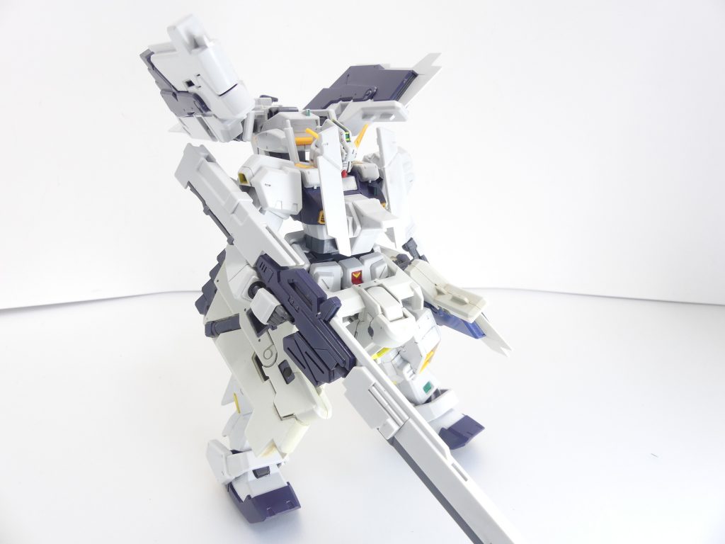 本来、第二形態は「バックパック側にスラスターユニット二基、腰側にクローユニット二基」となるのが正しい、のですが･･･単純な３ミリ軸接続だったFGと異なり、HGUC版はユニット基部が剛性重視のKPS８角形軸接続になっており相互の接続は不可能です。ということでなんちゃってヘイズル・ラー第二形態。