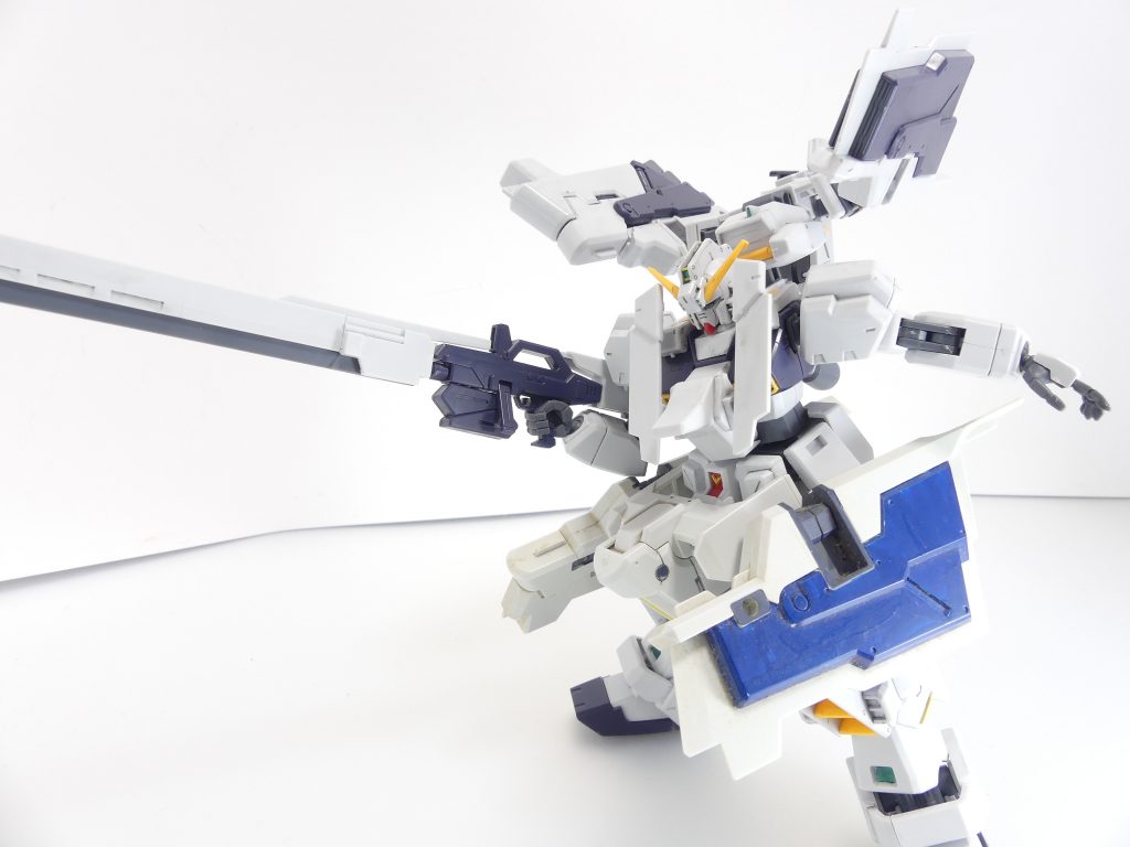 ヘイズル改本体はKPSにはなっていますが･･･いかんせん2005年の（傑作）キットであるためスタンド穴はありません（こちらについてはEX01で開け方を解説）。一応、バックパック側フルドドの後部スラスター（第二形態腰中央の四角スリット）にはベース差し込み用の３ミリ穴を増設可能ですが、あくまで「立たせる」ためのものと推奨されており飾るだけの強度はありません。飾る際には挟み込みを活用するか、腰下に３ミリ穴を開口しておきましょう。