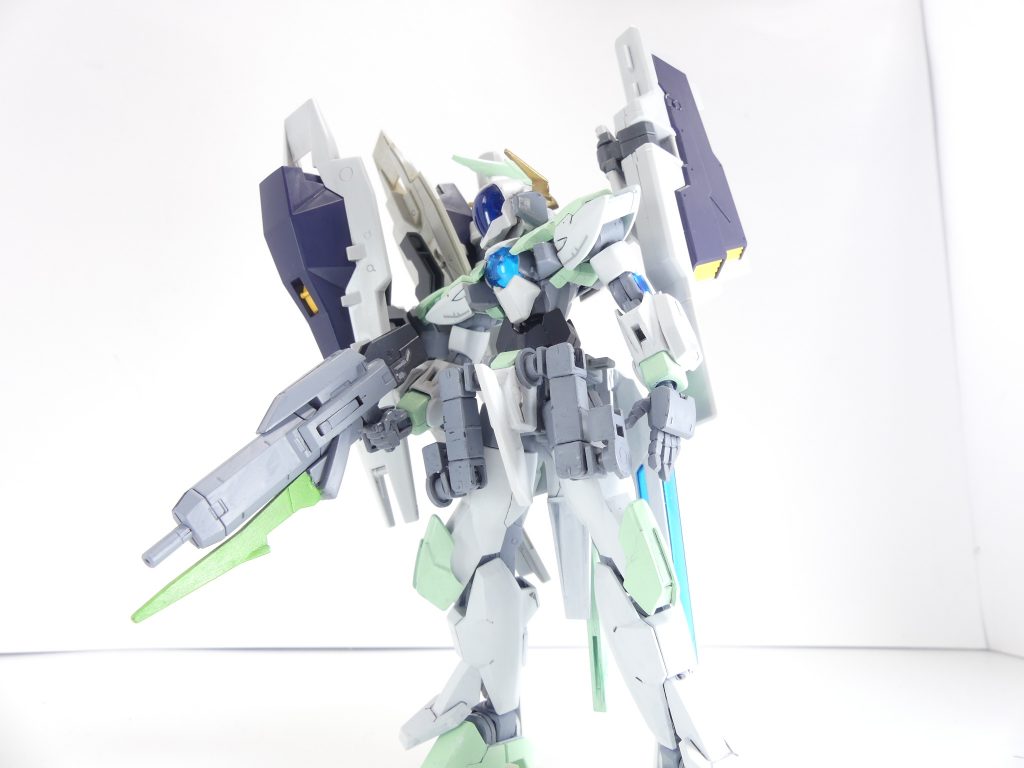 ヘイズル改に接続することが前提のキットであるため他キットと組み合わせてカスタマイズできる範囲は少ないのですが、アルザスも当然付けてみたくなる。ヘイズル・ラー第二形態に使用するスタビライザー部分は３ミリ穴１個および左右にシールドマウントを持ち、対応するシールド・シールドマウントパーツを装備可能（本キットには「余剰パーツ」として１個付属）。シールドブースターや３ミリ軸を活用してみましょう。また、クロー・スラスターを接続するアーム部分はFGと違い（わずかに空隙がある）、「ガンプラバトルアームアームズ」の２軸ジョイントをかましてAGP２軸に接続可能。自己満足感はありますが装備は出来ました。ラー再現用の接続パーツもうまく使ってみましょう。