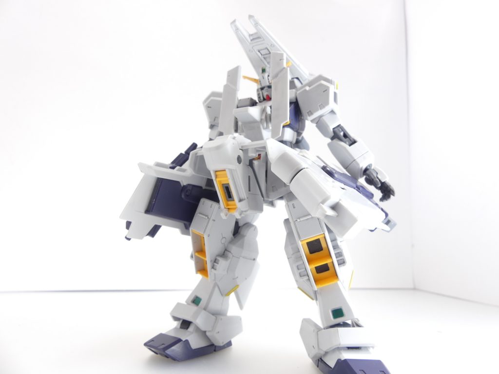 ヘイズル・ラー（第二形態）：フルドド二機をそれぞれバックパックと腰に装備した形態。クローとスラスターをそれぞれ機体下部・上部に連装配置したことで推力のバランスが取れ、単機での制圧戦などを行うことも可能。モビルスーツとしての汎用性は失われるが、その戦いぶりはかのデンドロビウムをも想起させたという。イラスト・小説本編では実戦配備カラーとなっており、HGUC版でも推奨は実戦配備カラー（実戦配備カラーのフルドドはヘイズル各種と同時受付中）。フルドドを腰に接続。本来は第二形態用。余剰パーツ扱いになっているジョイントを間にかまします。