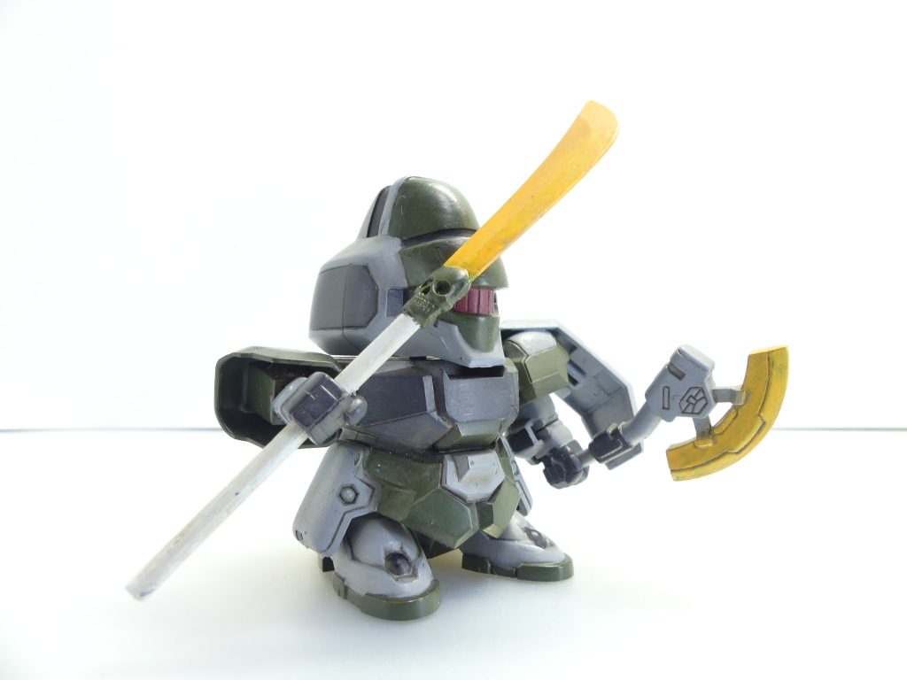 ヒートホークも持たせて。
腰などは動きませんが落ち着くSDです。