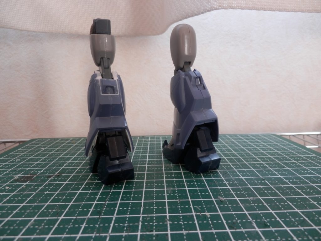 脚部は可動域を確保するためにダム部分のブースターを下に下げました。