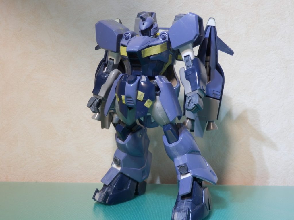 加工後。関節をガードフレームに、ピッタリ収納できないアトミックシザースにストッパーを設置。また、脚部のアンクルガードの板を可動式に。