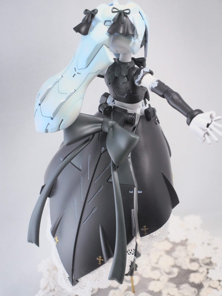 バックショット
頭にベール風のアクセサリーとスカートに腰リボン(大)を追加
リボンの色はネイビーブルーです。
リボンは白か暗めの青で迷いましたが、青にして正解でしたね。
髪の部分はホワイト下地にスカイブルーでグラデ塗装、最後にクリスタルカラーのサファイアブルーをコートしております。