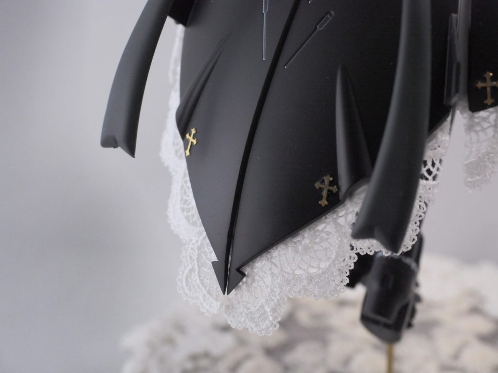 背面スカートレース部分アップ
流石に本物のレースなだけあって緻密な表現ができてます。
ネイルパーツの金十字と合わさってグッド。