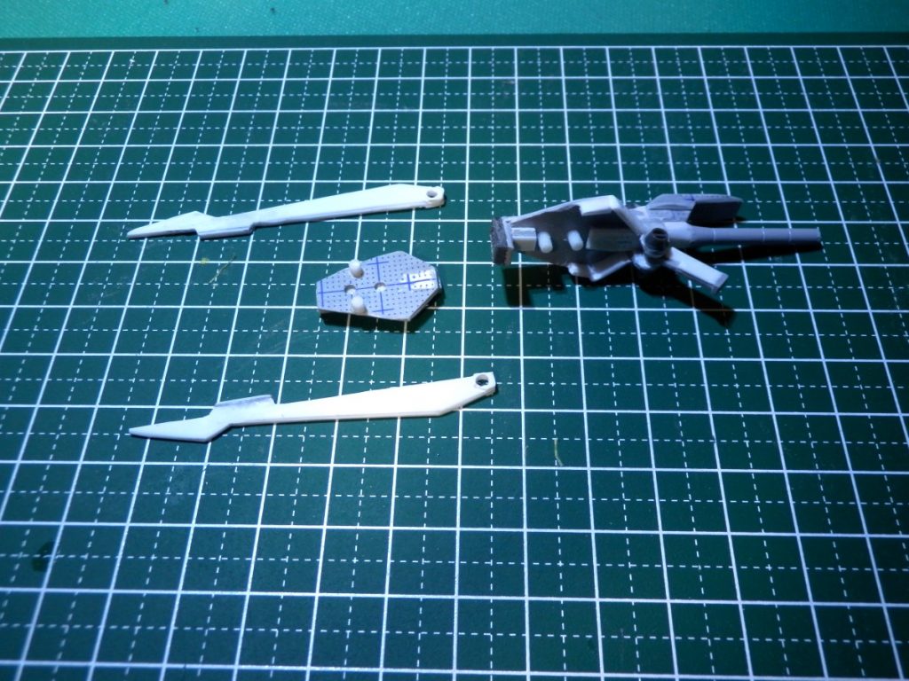 ビームスピア(仮名)。1mmのプラ板を利用して作成。ブレード部分は差し替えのため下部が開きます。あと、ライフル部分のグリップは可動式。