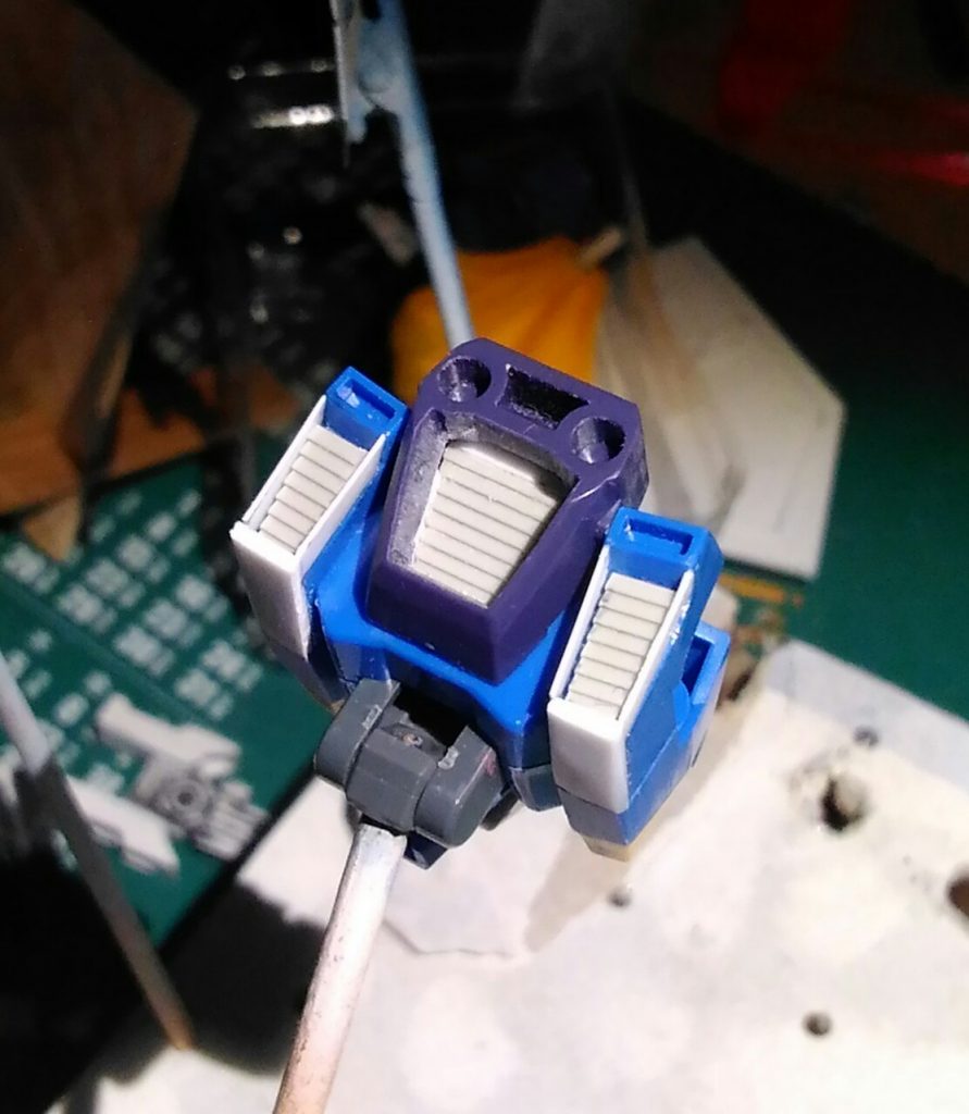 今回のAGE-2は、初めての作業がたくさんありまして、最大級のものがこちら。真ん中のバーニアをくりぬいてモールド入りプラ板を設置、したのはいいんですが、「AGE-2って、この横のもバーニアだったっけ...」と思い至り、「同じだとしたら、真ん中だけこうなっているのは変だよな...」となって、こうなりました(^_^;) 形になったときは感動でした(´▽`)