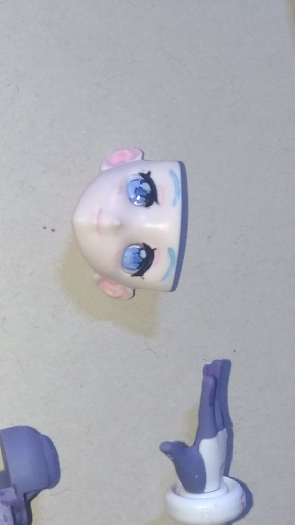 目を塗ってます。アクリル絵の具でも擦らなきゃ落ちないので、頬線あたりも描いちゃってます。