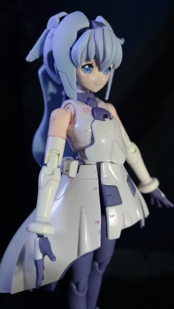 目はアクリル絵の具で塗った後、クリアコート。その上に百均の光硬化レジンを塗って眼球っぽくならないかなあと。上手くハイライトが入る時はそれっぽいかなあ。