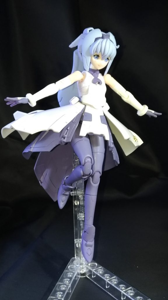 肩幅は胸の中のパーツを一度きりはなして、ゴリゴリ削った後に関節パーツが入るように調整。肩幅は縮まったんですが、結局関節部分の形状があんまり腕の付け根してないですよねー。