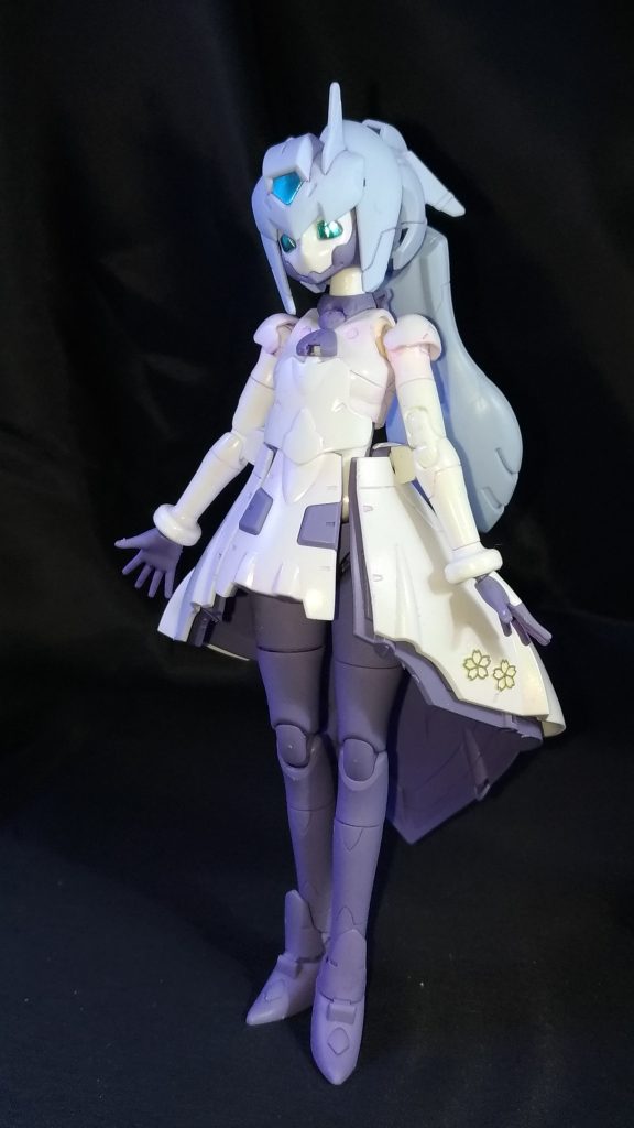 肩カバーある方が自然には見えますよね。あ、塗装はしてないんですが、mrウェザリングカラーのレイヤーパープルで墨入れ＆シャドーを入れて、白い部分はクリアコートの光沢アリを吹いて光沢仕上げ。他はつや消しをふいてあります。