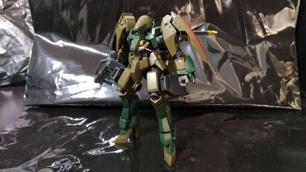 脚部はシュヴァルベのものにグレイズリッターのブースターを併設することにより、より立体的な機動ができるように設計されている。
カラーリングはグレイズとほぼ逆のカラーパターンになっており、また若干暗めになっている。