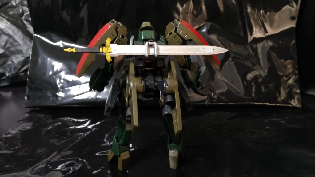 バックパックにはナイトブレードを懸架可能。高機動化のため、他の機体よりも凝ったブースター配置になっている。
性能面は高い評価が得られたが、このブースター数がコストを高騰化させ、汎用機としては向かないため採用されなかったとされている。