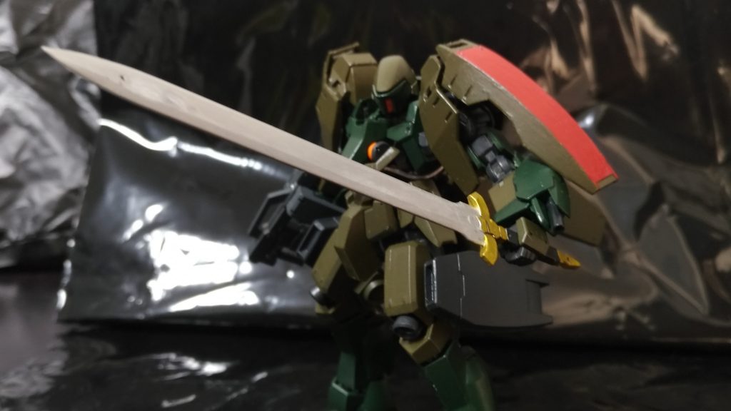 主兵装はナイトブレード・Ⅱ
通常のナイトブレードは式典でも使用するものだが、こちらは純粋に戦闘用のものとして先端をシャープ化し、装飾を簡略化している。