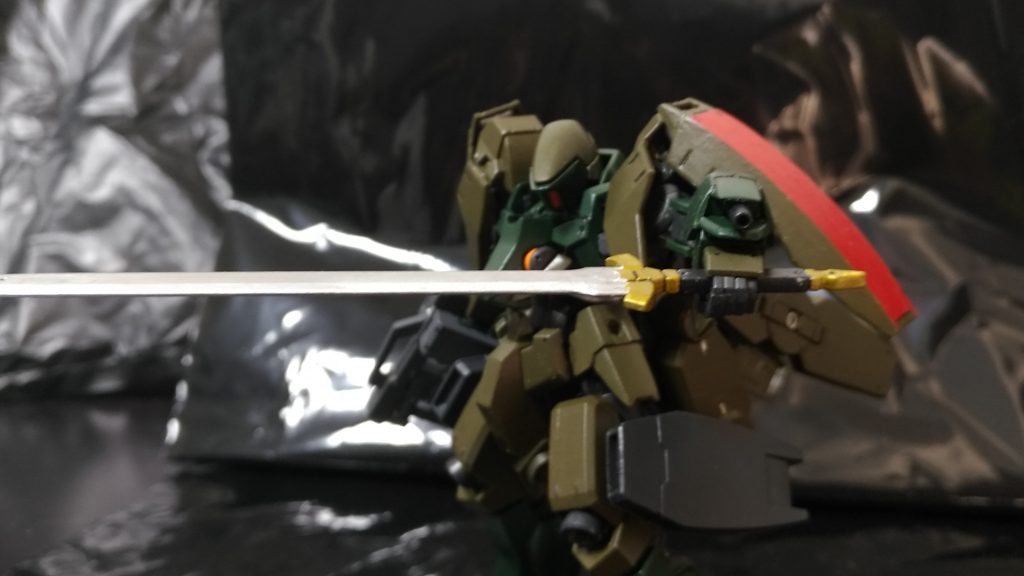 左手甲はハンドライフル
口径は通常のライフルと同じだが、発射機構が簡略化されているため射程が短く、どちらかと言えばパイルバンカーのように扱う。
また、元はシュヴァルベグレイズと同じものなので、使用者によってワイヤークローにも変更できるよう設計していたといわれている。