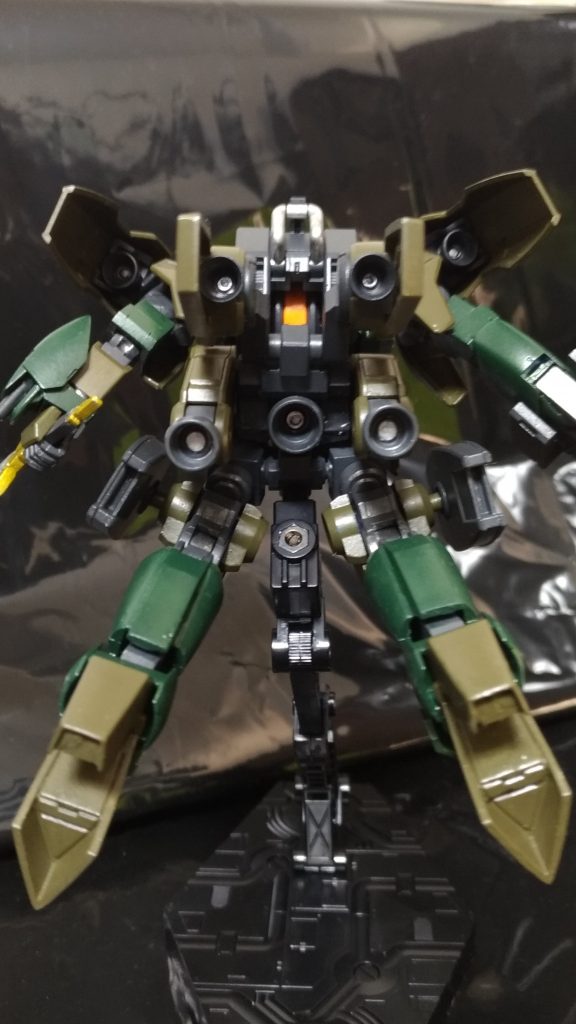 ブースター部
シュヴァルベの腰部を改造し、フライトユニットとグレイズ地上型のブースターを設置。脚部と肩部も含めて計9基のブースターにより現行の機体よりをはるかに上回る機動性を有している。
ただし、極端な高速化によりまともに操縦できるパイロットが少ないため、前述の高コストの件と共に採用されなかった要因とされている。