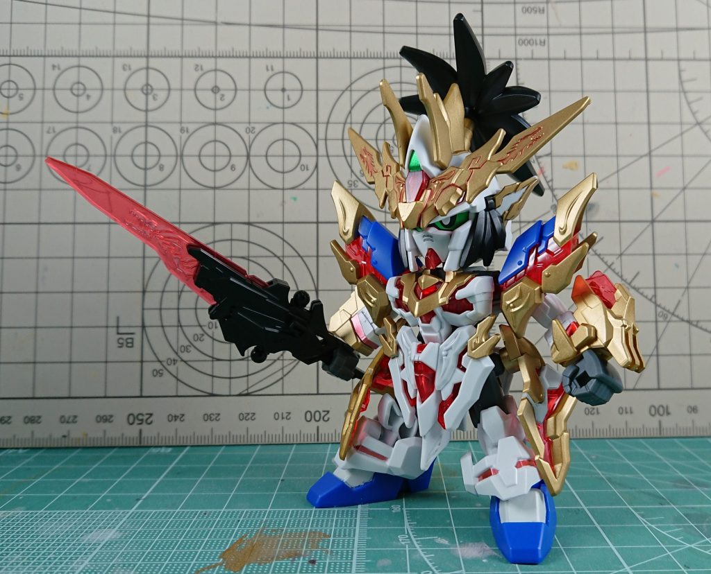 金色のパーツは成形色のままだと少し味気がなかったので、ランナーの状態でガンダムマーカーのゴールドを使用し塗装を行いました。また、頭部や足、腰のパーツ等にはホワイトやメタリックレッドを使用し部分塗装をしています。