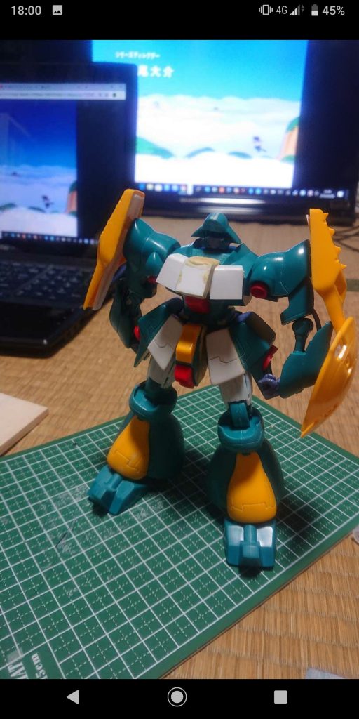 プラ板やプラ棒、パテで全体的に厚さを増やしてます。太もも頑張りました(笑)