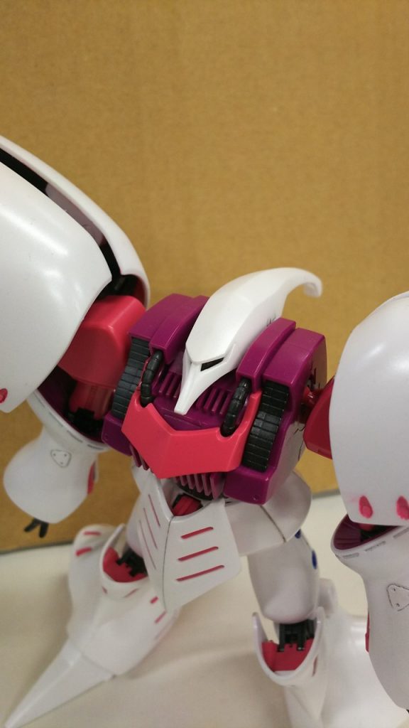 パープルの部分はメタリック塗装。その他の部品はパールコーティングのみ。