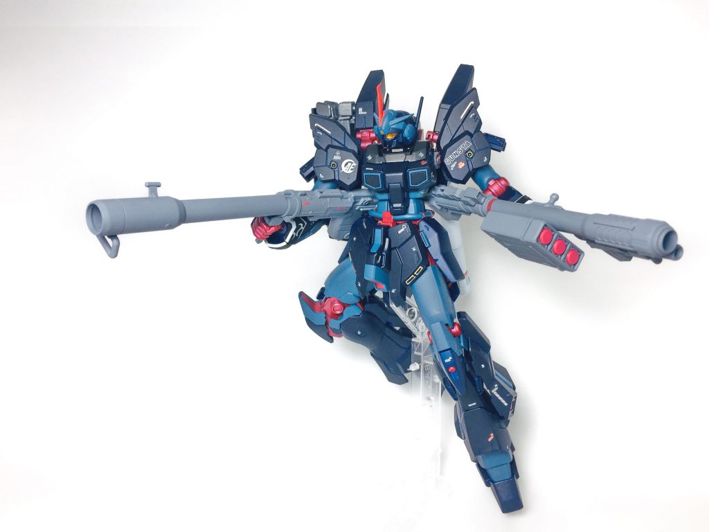 左背部スラスターにはハイパーバズーカをマウント。
Iフィールド等の対策があろうとも正確無比な実弾と爆風が襲う!
(シナンジュのロケットバズーカの対としてユニコーンのハイパーバズーカをチョイスしました)