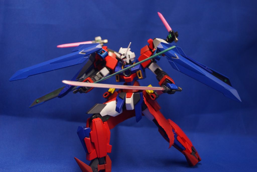 サブアームユニット
背部に設置されている3mm穴に装備できる、補助腕。MSの腕ほどではないが、結構な力がある。これを使うと、4刀流が可能。