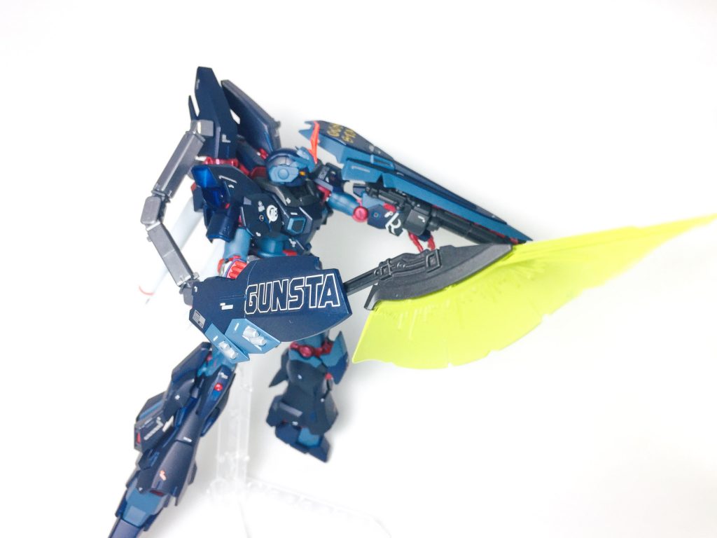 ## アサルトシールド
右背部スラスターにジェスタシールドを改良したアサルトシールドを装備。
フレキシブルに可動し側面、背面からの攻撃を防ぐ他、ビームアックスを装備しての近接戦闘を行う。