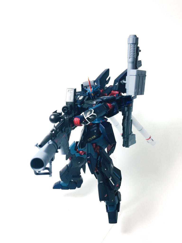 ## ビームライフル+ロケットバズーカ
シナンジュのビームライフルを若干カスタムしており上部に大型エネルギーパックを搭載する事で戦闘継続力が伸びた他、高出力のビームも連発できる。