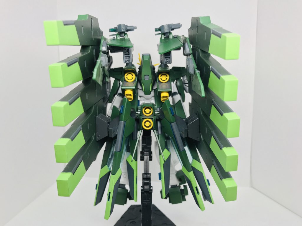 フル装備背後から
バックパックにデュナミスのブースターを付けて、そこからアームを介してGNフルシールドとスナイパーライフル2も取り付けています。下半身にはライフルビットとホルスタービットの基部があります。
干渉してライフルビットのポロリが果てしないです。当然自立なんて出来ません。