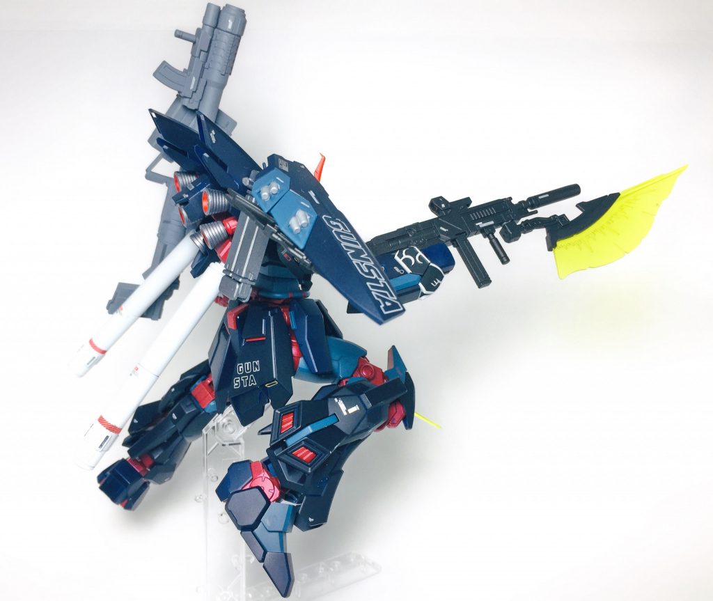 ジェスタビームライフルの下部にはビームアックスを装備しており咄嗟の近接戦闘にも対応可能。