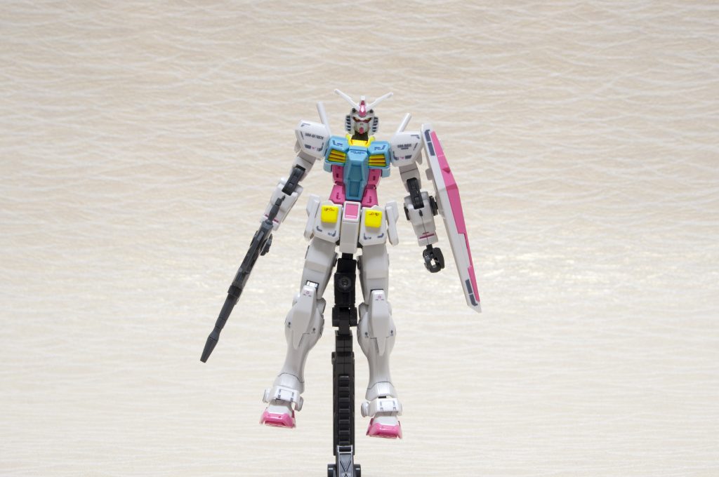 今回は汚しとか動かすとか考えずにお台場に居たガンダムのように立たせて飾るのが目的です。