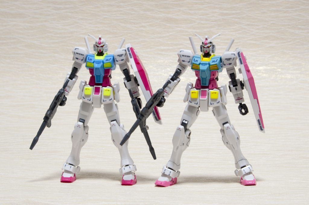 実は撮影前にアンテナが折れて何処かに行ってしまったのでもう一体買ってアンテナを移植しました。
もう一体のほうは塗装しないでデカールの予備を貼ってみました。