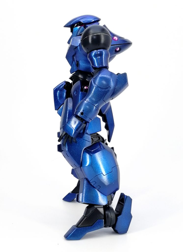 背中やら腰やらに魔導的な球。2.5mmのパールビーズ。