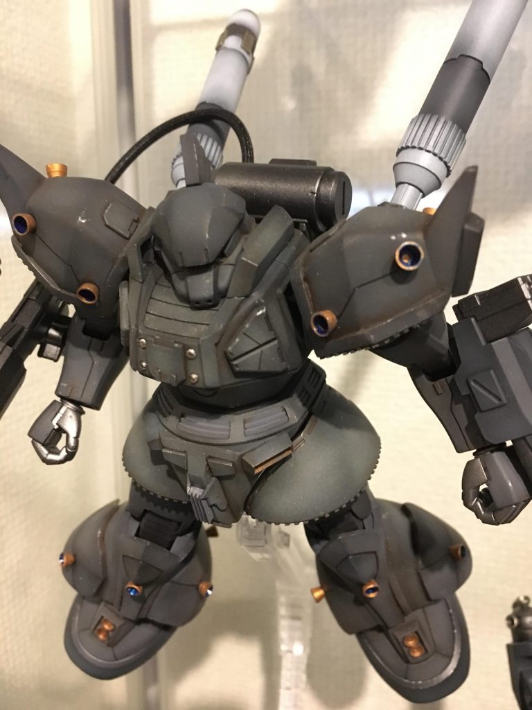 スラスターの増設はもちろん、太ももをパテで太くしたり、各部に筋彫り、ライフルはフラウロスのをジャンクで改造しました！