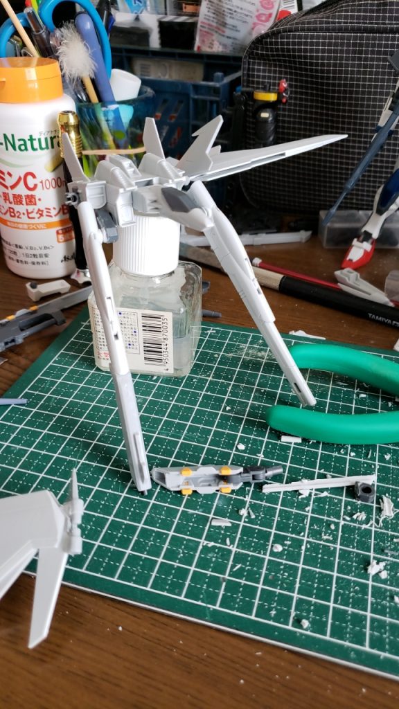 イカルガストライカーは、基本的にビルドブースターそのままです。
羽、羽根元のブースター接続は、すべてポリキャップ接続へ変更。
砲身は片側を、また尾翼をノワールストライカーから移植。
コックピットはユニバースブースターの物を移植しています。
ムラクモはダブルオースカイのバスターソードを少し弄っているのみで、接続はアームアームズをはめ込んでいます。