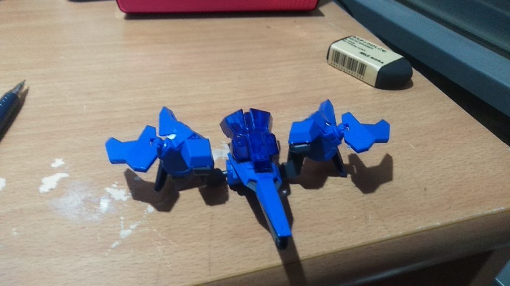 うえから
武装はビームライフルが着いています
取り外しはできません…