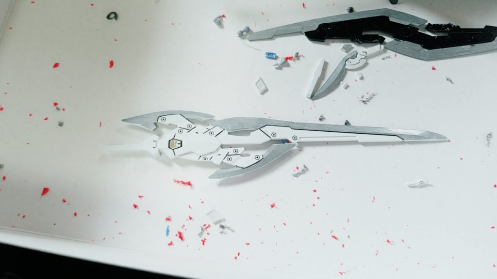 武器の剣は片刃の下部だけニッパーで切ってヤスリで断面を綺麗にして接着剤で付けました。
その後に羽型の短剣をスパローのナイフのパーツを接着剤で付けてました