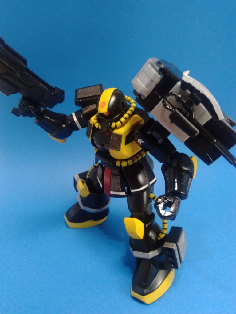 公式オプションの3点ケースを再現するためにM.S.Gのミサイルランチャーをショルダーアーマーの代わりに装着しています。
ヒートホークが予想外にすっぽりマウントできました。
大容量の積載スペースでツーリングも快適です。