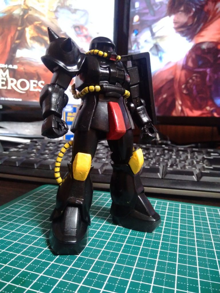 サフを吹いた後、ラッカーの黒で再塗装しました。
そこから筆塗りで部分塗装を重ねていきます。
※ショルダーアーマーとシールドの位置が逆なのはわざとやりました。