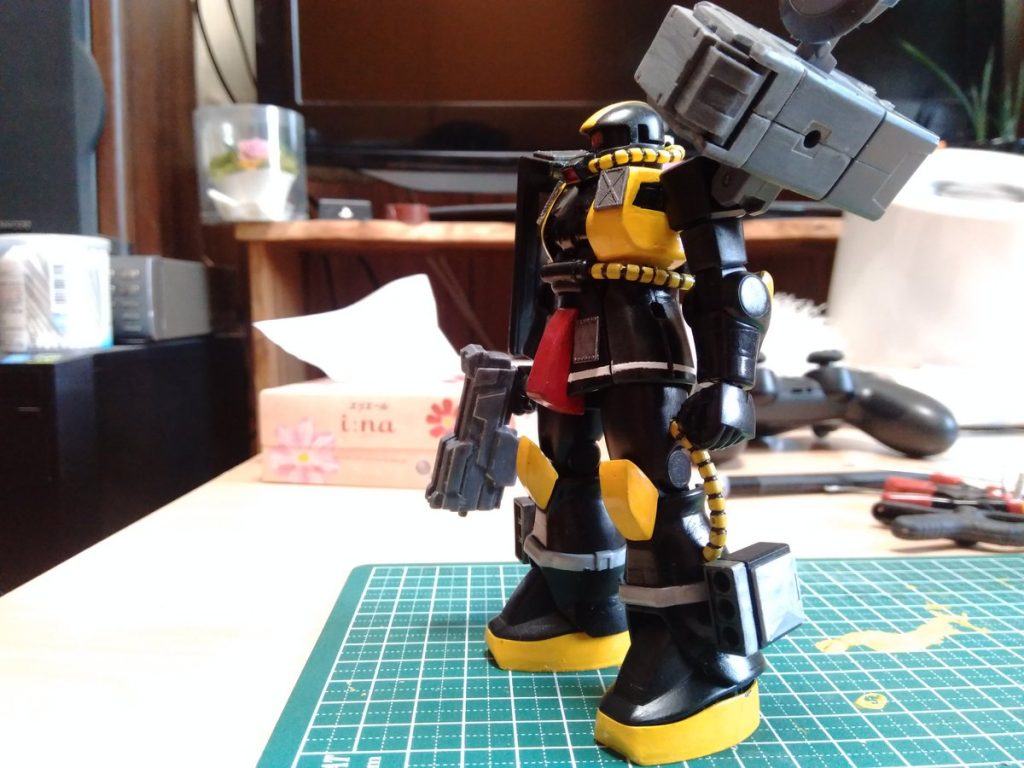 ミサイルランチャーが届いたので今の形に落ち着きました。
ランドセルに取り付けてもいいかなと思ったのですが
ポージングの際に肩パーツに干渉しそうだったので現在の形に落ち着いています。