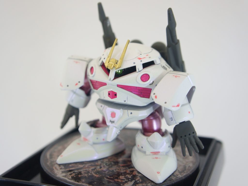 ハマーンっぽくゴールドの角？を付けてみました。つま先はパテで整形してキュベレイっぽく尖らせましたハンドパーツはHGキュベレイの指を詰めて使っています。