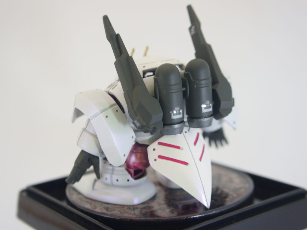 武装はバックパックのビームガンと、本来の頭部のミサイル穴はファンネルって設定です。