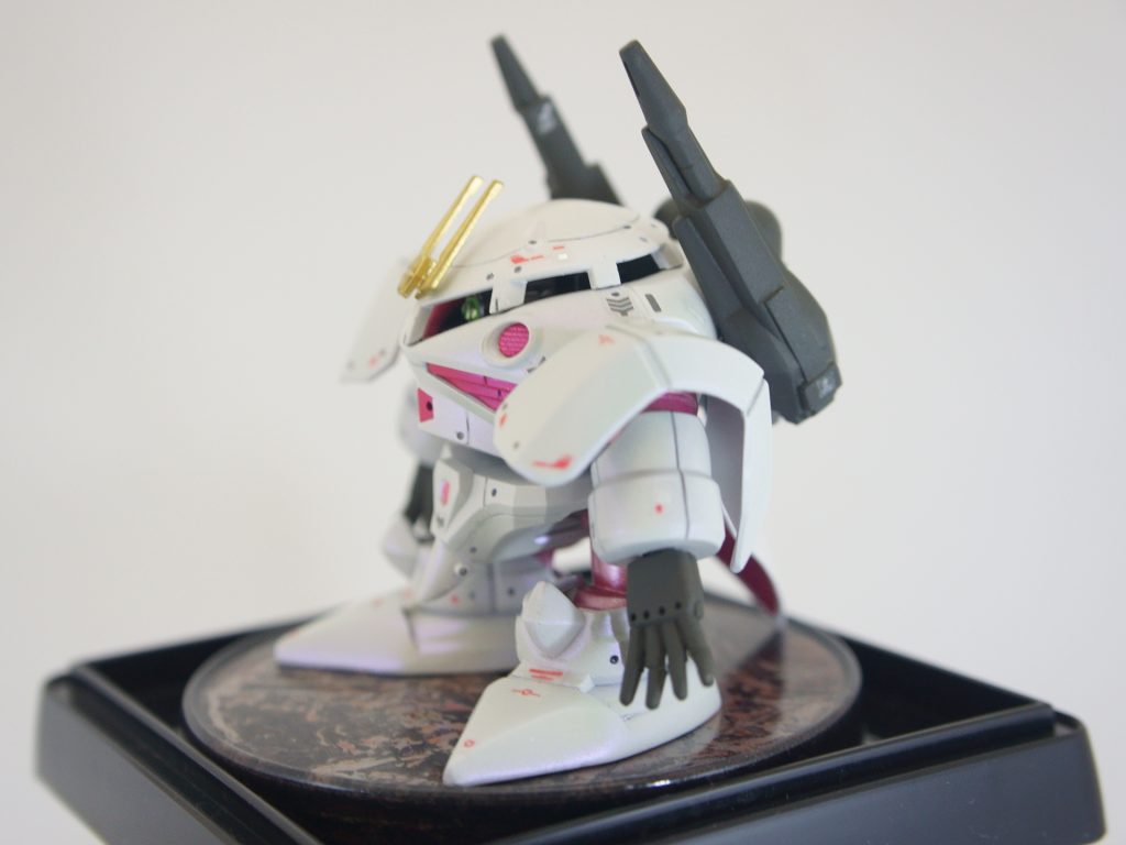 バックパックと手はマッドグレーにしました。ベースはダイソーの野球用のサインボール入れにしたらピッタリ入りました。綿棒の蓋を裏側からラップ塗装してベースに貼り付けています。