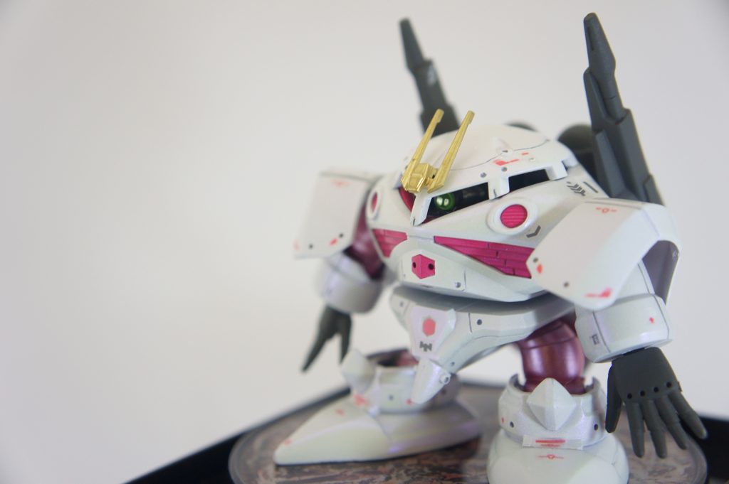 キュベレイを意識したカラーリングにしました。全体のホワイトの上にパールのトップコートを吹いてます。関節部分の腕と足はメタリックピンク、ダクト部分などはフラットピンクになっています。デカールもピンクにして可愛いらしさを出しましたw