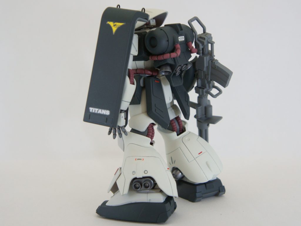 足のバーニアの羽も外して、シールドにはティターンズアピールを入れています。手書きでTITANS ALIVEのほうがカッコイイでしょうか?ジャンクパーツなどでゲリラ活動をしている風です。
