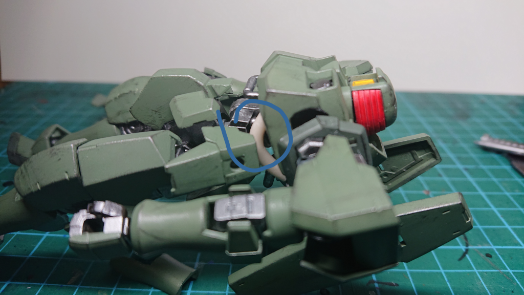 丸で囲った部分の白いパーツには、知り合いからいただいた電線（使用済みの廃棄物）を使用しています。