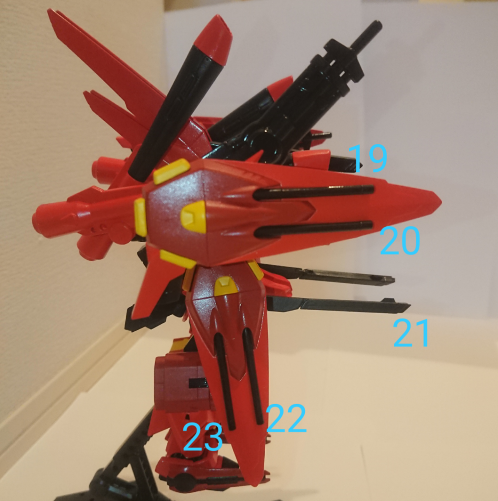 右から
カラミティのシールド凄いんですよ公式設定で剣先状になっている先端は近距離格闘戦でも使えるってなってるんですよ!だからビームサーベルもあったら良いんじゃねって事でビームサーベル着けました!