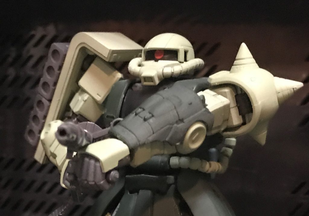 まず1体目は 薄いグリーンをガンダムカラーのザクグリーンに変えて
TV版のザクっぽくしてみました。