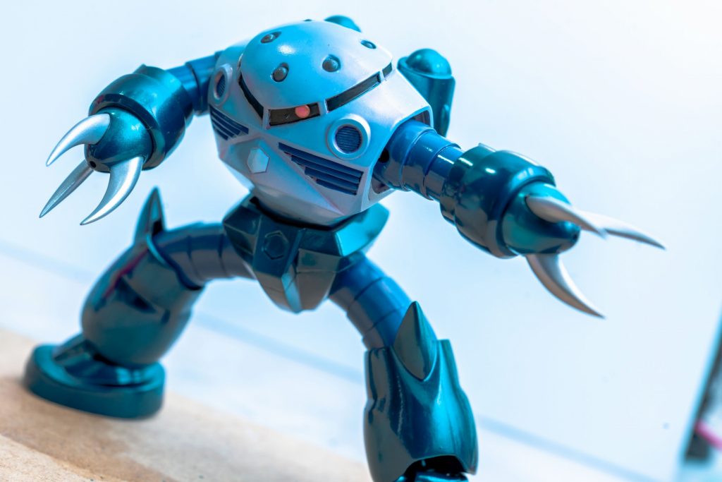 ツメはツンツンに尖らせています。